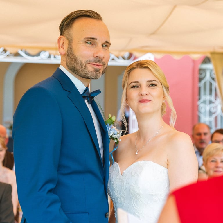 Brautpaar bei der standesamtlichen Hochzeit am Möhnesee.