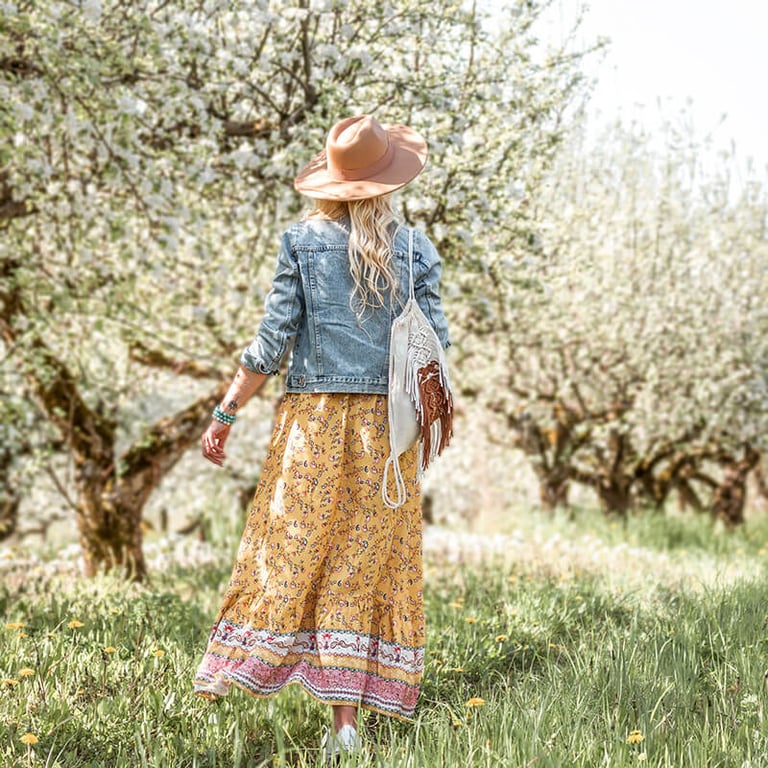 boho mergina su makrame kuprine