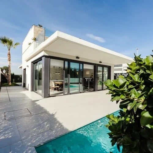 NT brokerio Andriaus Velykio svetainė - NT OAZĖ - paveiklėlyje parduodamas namas su baseinu