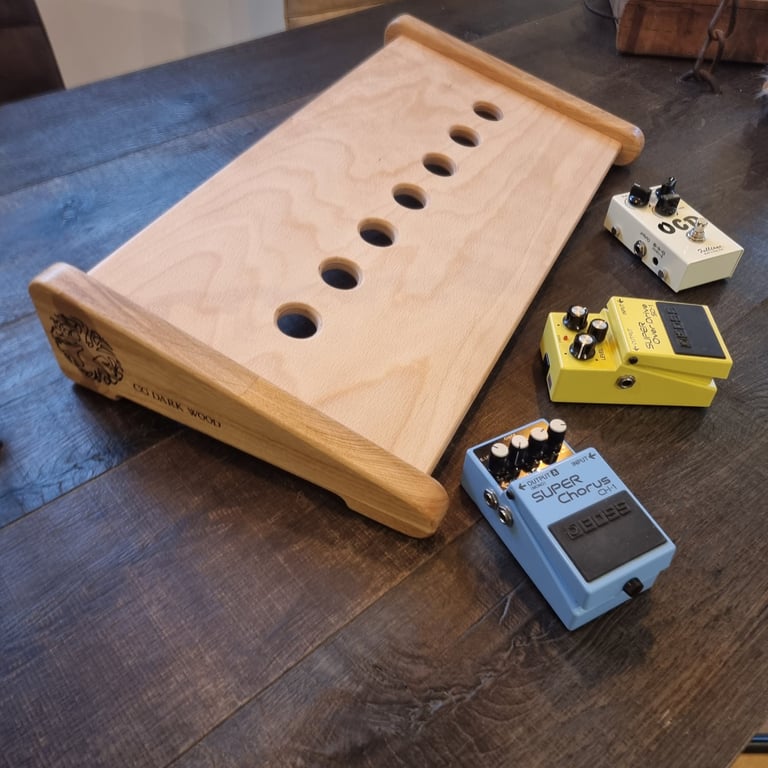 a guitar pedaler sitting on a table with pedals
