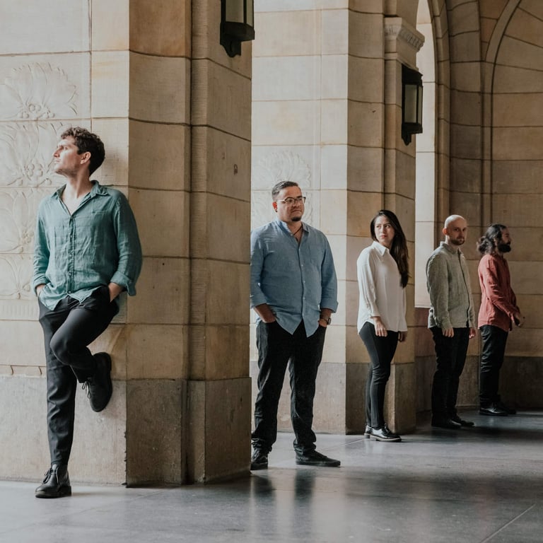Rotterdamse bandfotoshoot - Cinco en Clave in historisch Stadhuis