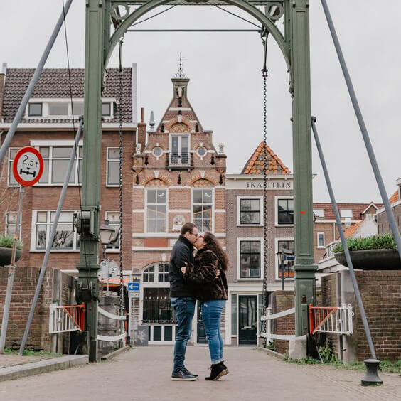 Prachtig liefdesportret in historisch Delfshaven - Fotografie voor verlovingen