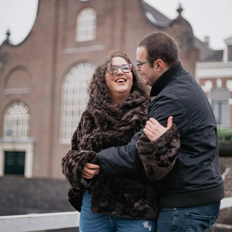 Sfeervolle fotoshoot van verliefd paar in oud Delfshaven - Romantische fotograaf