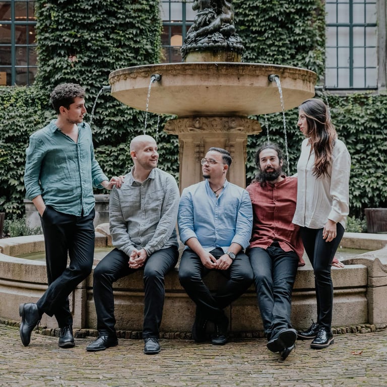 Muzikantenfotoshoot - Cinco en Clave straalt bij Stadhuis, Rotterdam