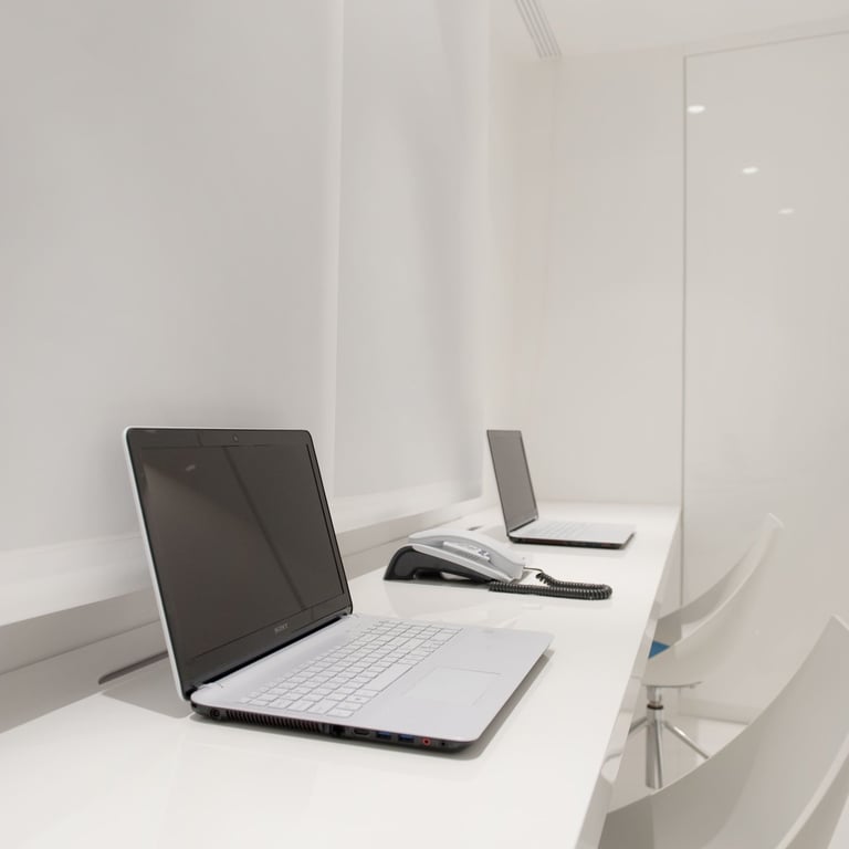 ΕΙΔΙΚΕΣ ΚΑΤΑΣΚΕΥΕΣ ΕΣΩΤΕΡΙΚΩΝ ΧΩΡΩΝ SOLID SURFACES