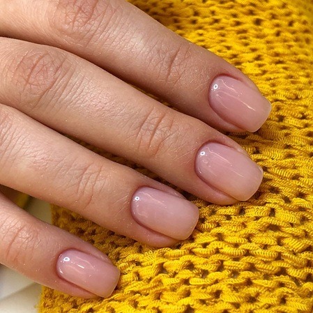 Nude 55 manikiuras su geliniu lakavimu Vilniuje