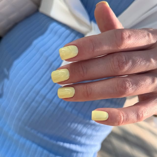 Klientės nagai nulakuoti geltonai