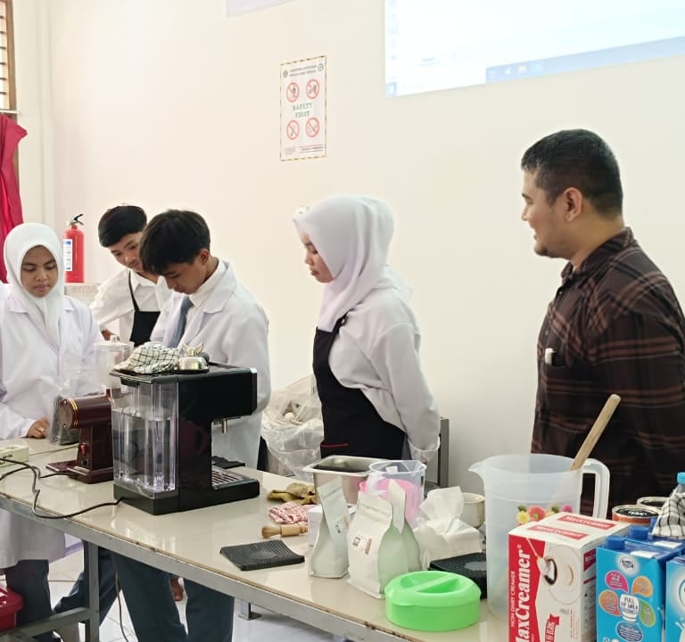 guru tamu program barista di smkn 1 sungai kakap, pelatihan barista pontianak, pelatihan barista gratis