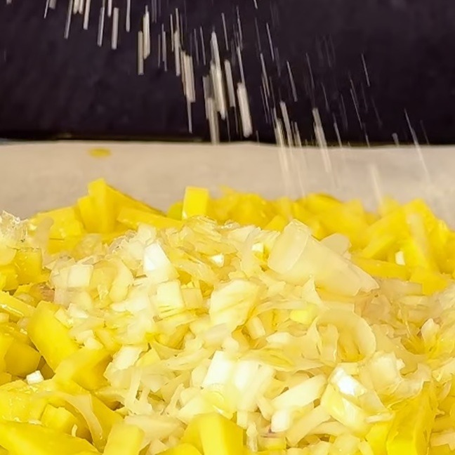 Condire con olio extravergine di oliva e sale