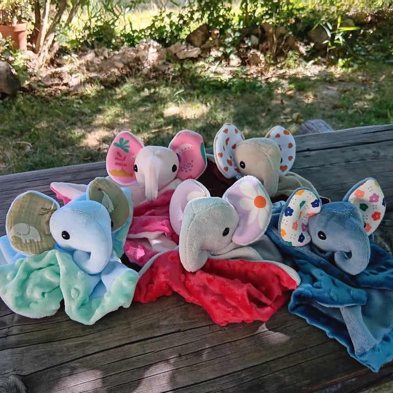 Doudou éléphant cousu main, création textile artisanale fabriquée dans les Hautes-Alpes, compagnon d