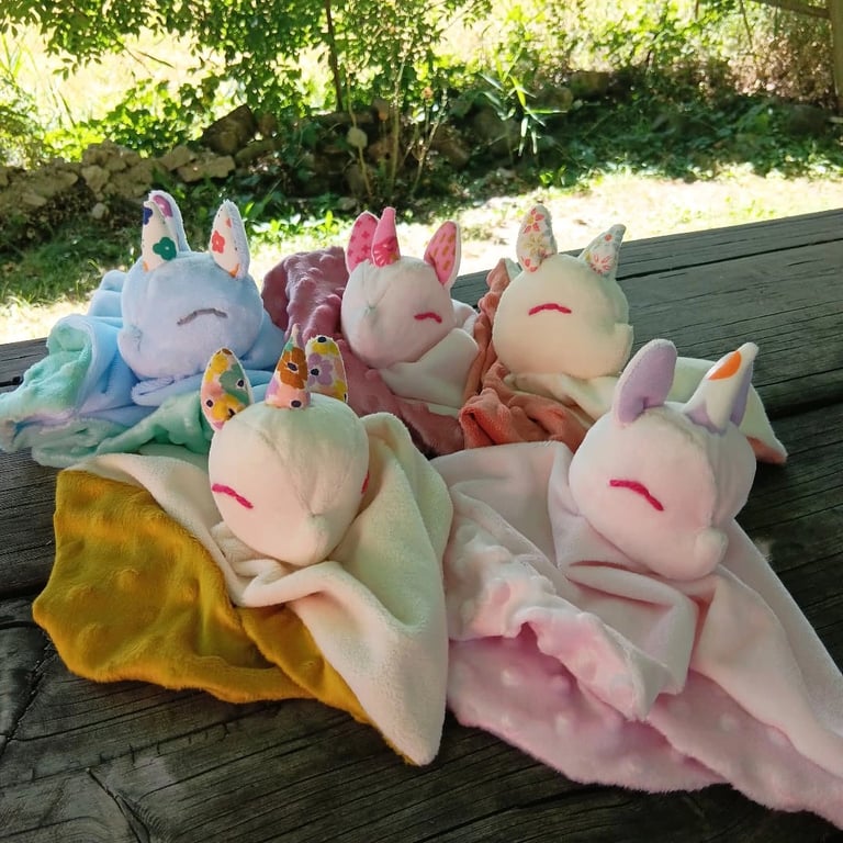 Doudous artisanaux licornes en tissu cousus main, doudous plats colorés faits main Atelier Nequidia