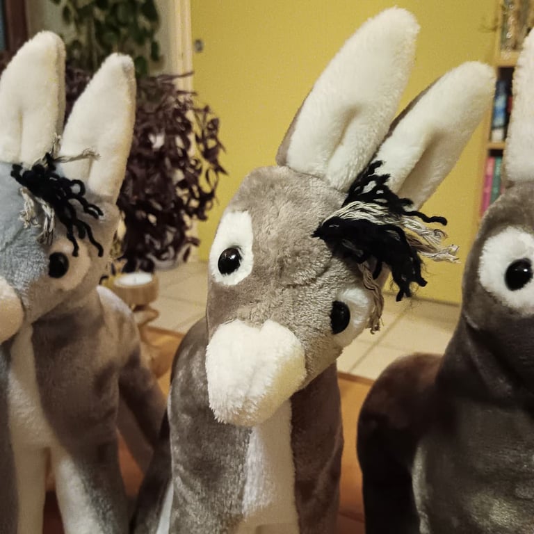 Peluches cousues main en série limitée, collection éphémère de créations artisanales inspirées 