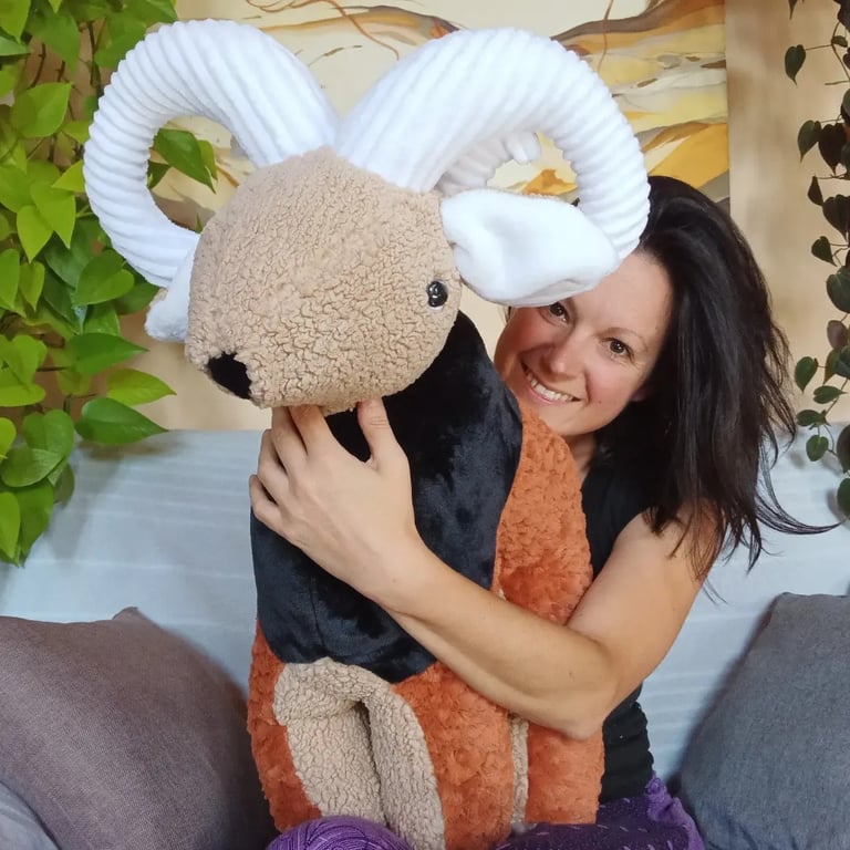 Créatrice de peluches artisanales présentant un mouflon en peluche cousu main, création unique et fa