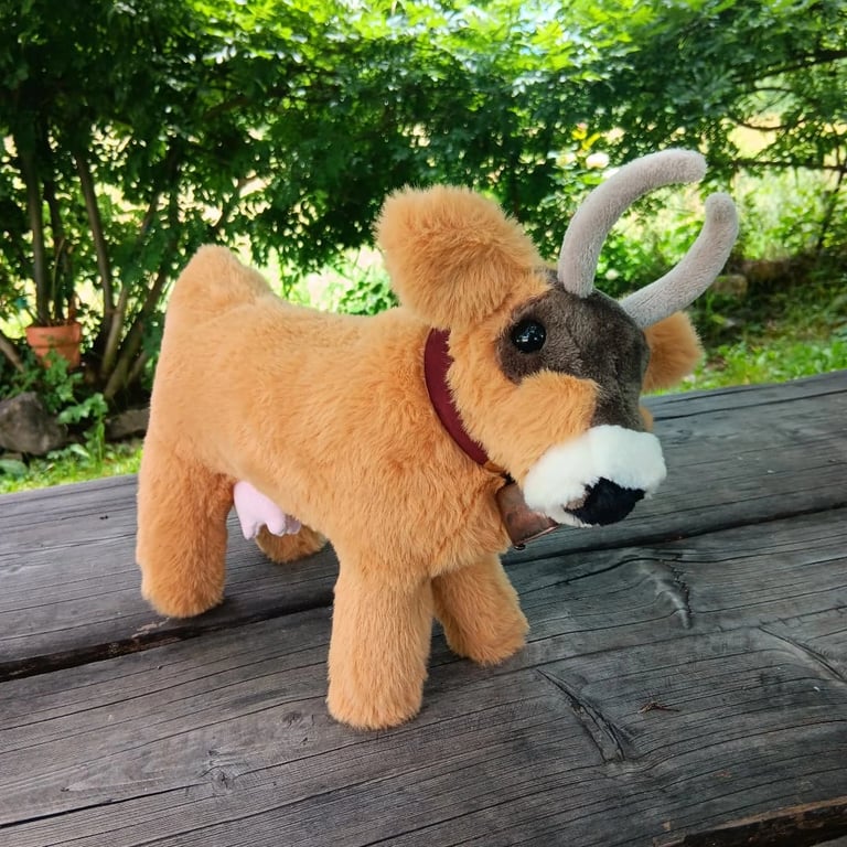 Peluche artisanale vache en tissu cousue main, création textile douce et réaliste Atelier Nequidia
