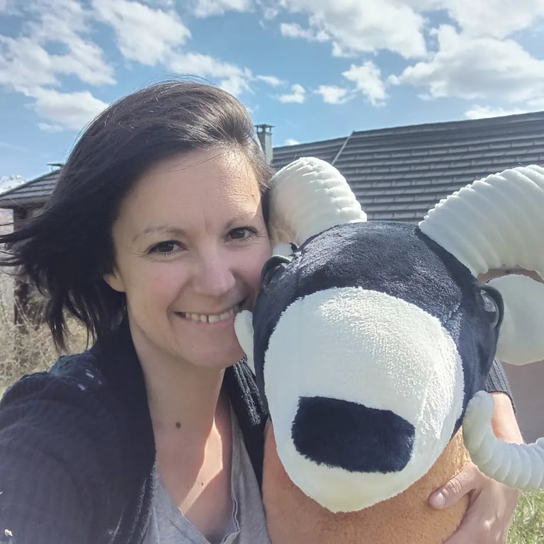 Peluche artisanale cousue main tenue contre soi, symbole de réconfort, de douceur et d’attachement d