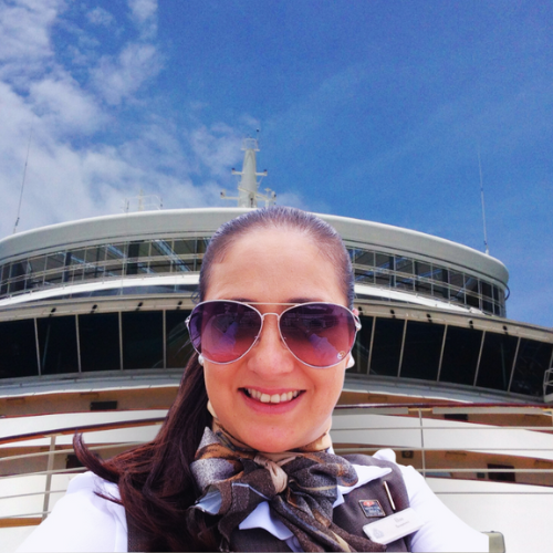 Foto da autora na proa do navio.