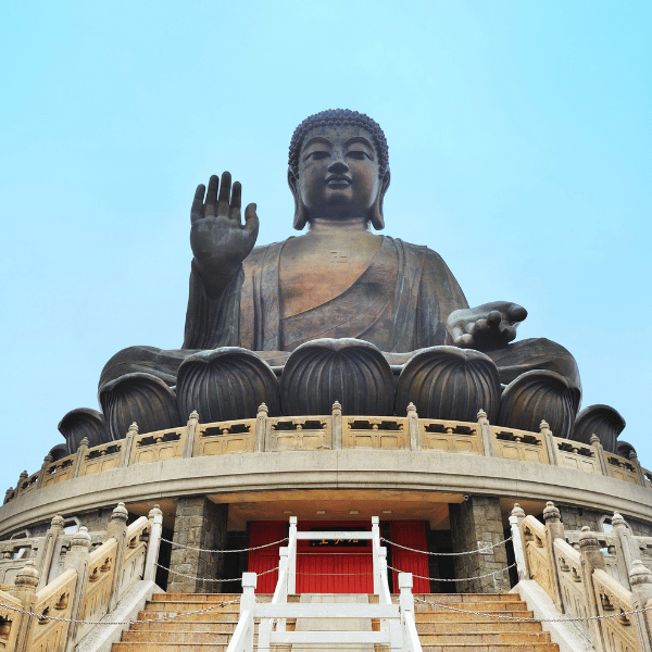 alt="Grande Buda Tian Tan em Hong Kong, atração cultural em escala de cruzeiros pela Ásia