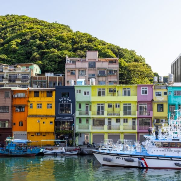 Barcos e casas coloridas no porto de Keelung, Taiwan, escala em cruzeiros pela Ásia
