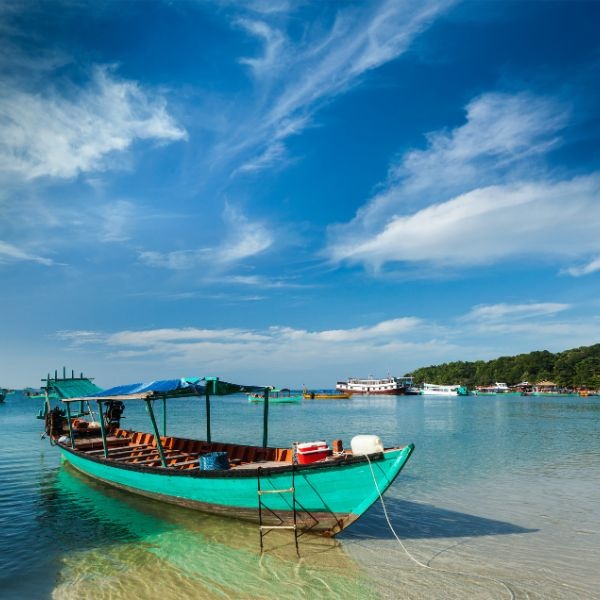 alt="Barco ancorado em praia de Sihanoukville, Camboja, escala em cruzeiros pela Ásia
