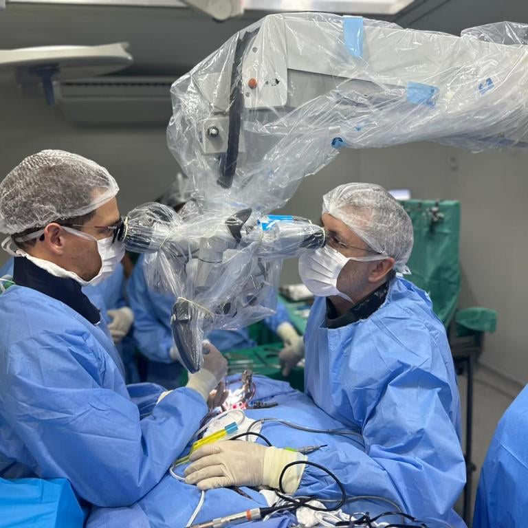 Dr Gilnard operando Tumor cerebral em Fortaleza Ceará