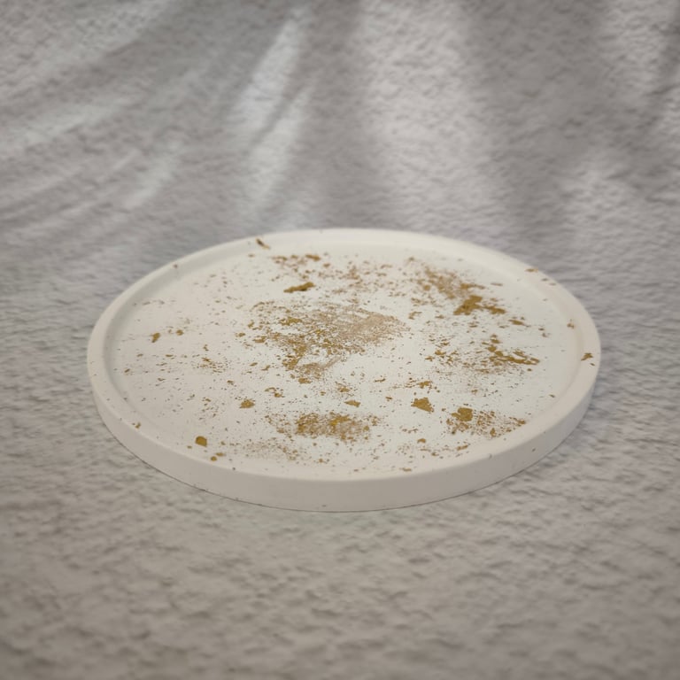 Apskritas baltas padėkliukas su subtiliomis auksinėmis detalėmis papuošalams ar smulkmenoms