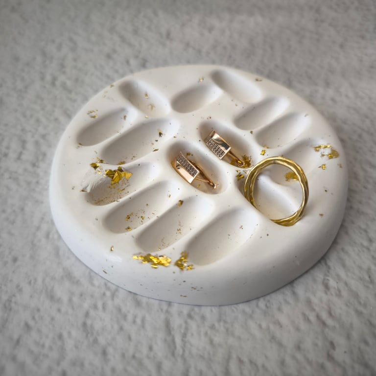 Balta papuošalų laikymo lėkštelė su auksinėmis detalėmis auskarams ir žiedams