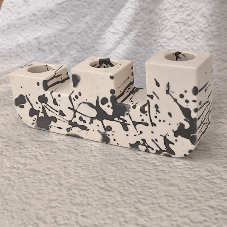 Rankų darbo žvakidė trims žvakėms su modernaus rašto dekoru