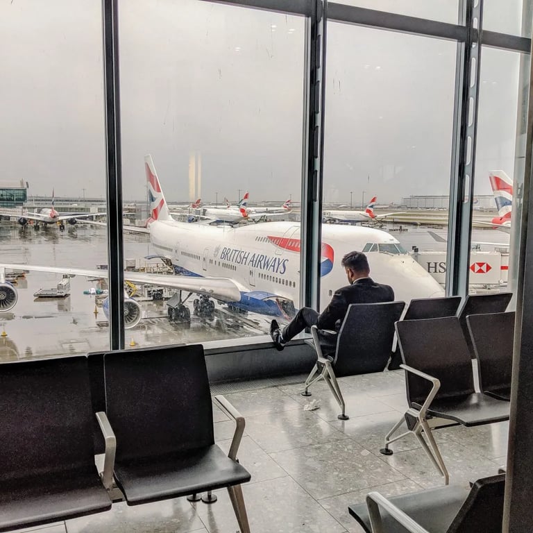 British Airways Flugzeug vor einem Terminal