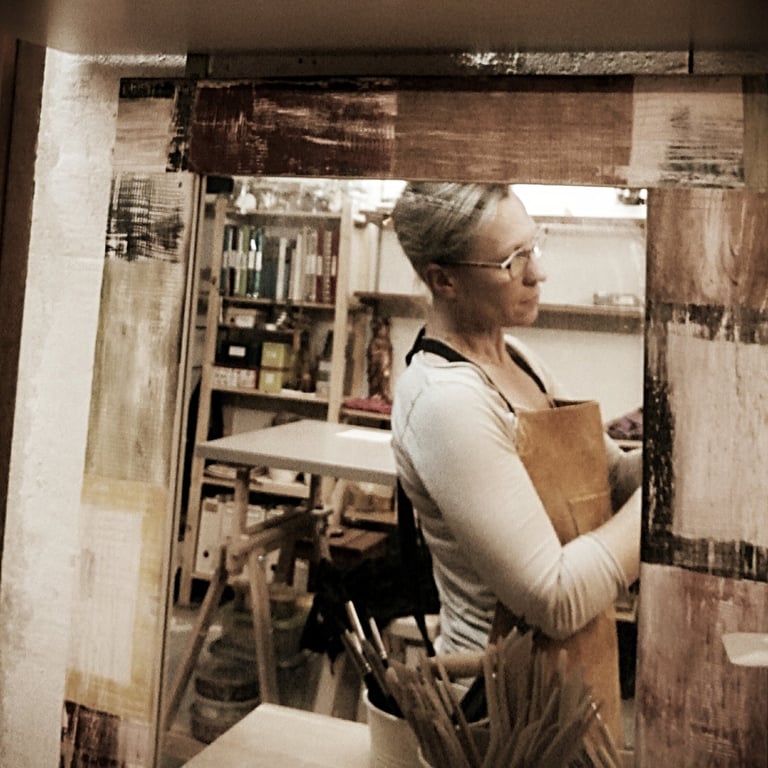 Photo de Lode, Artiste sculpteur, en train de créer dans son atelier.