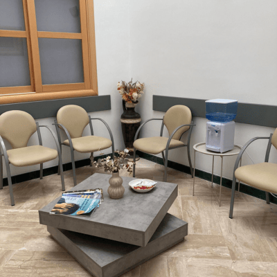 Sala de espera de centro de psicología en Mairena del Alcor