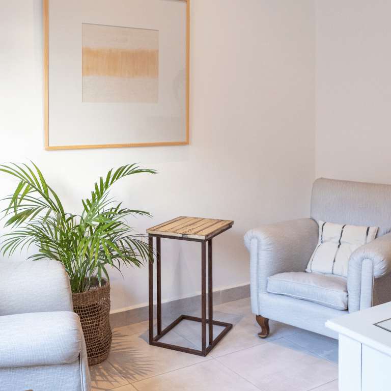 #Consultório de psicoterapia clean e tranquilo, projetado para promover conforto e bem-estar.