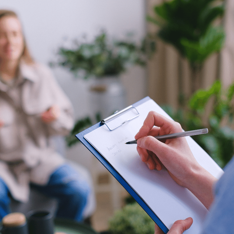 3Sessão de terapia presencial com terapeuta e cliente em um ambiente acolhedor e seguro, facilitando