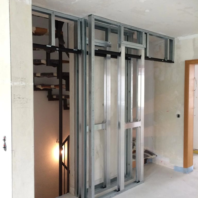 Konstrukcja ściany g-k z profilem metalowym przygotowana pod montaż drzwi przesuwnych.