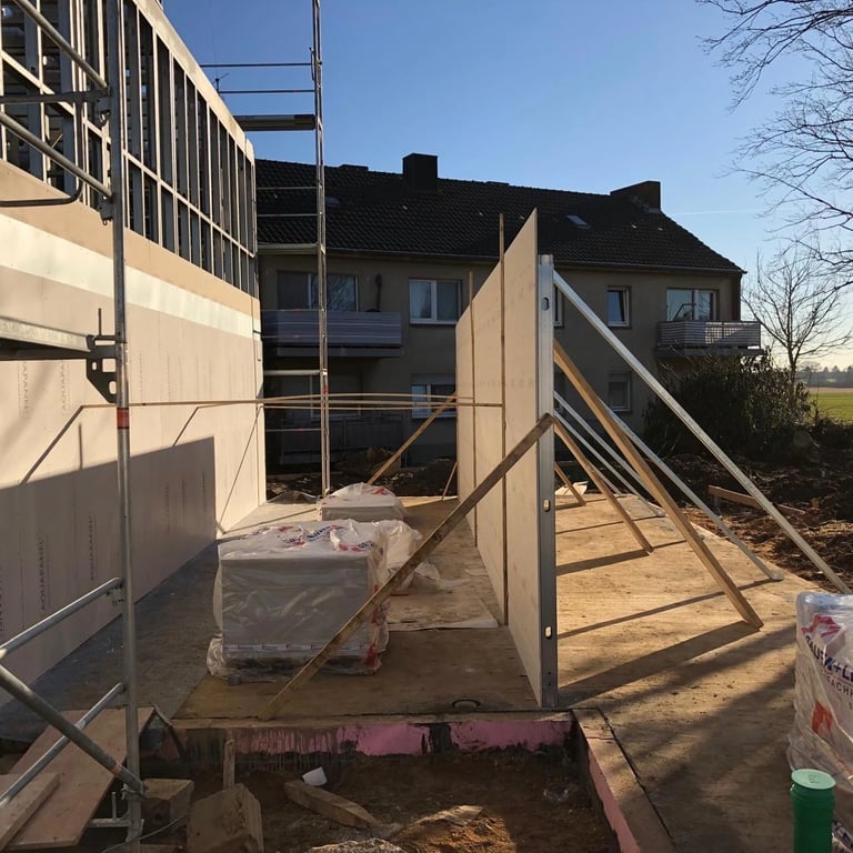 Montaż ścian w domu jednorodzinnym w technologii szkieletowej Be Steel.