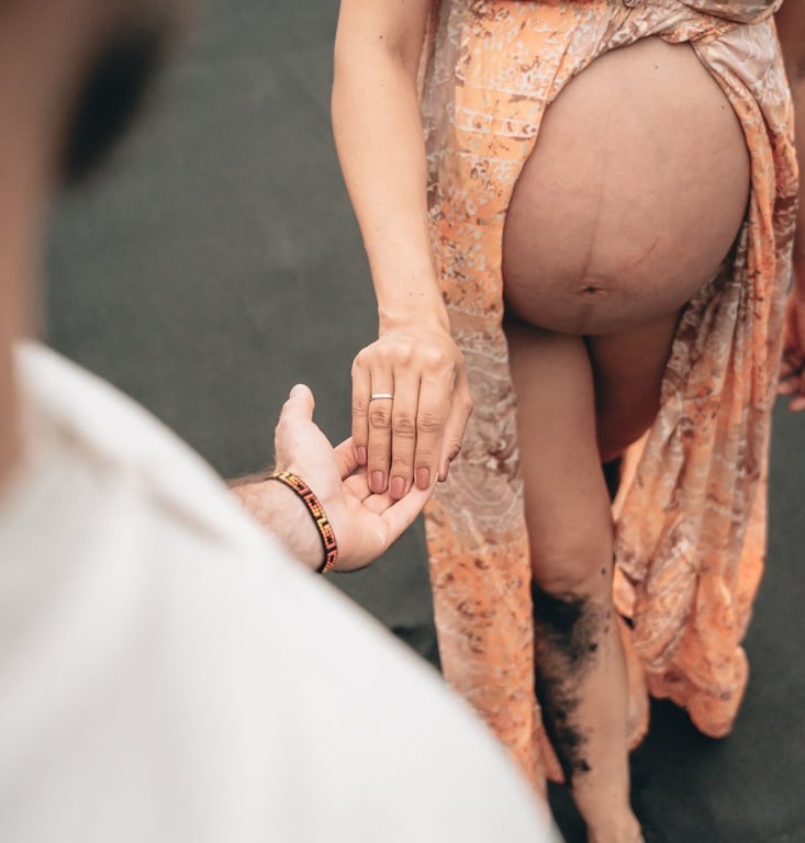 pareja durante una sesión de embarazo