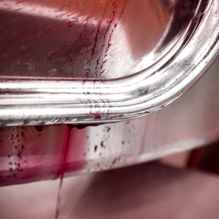 photographie vinification coulures rouges sur inox Éléonore Parc photographe d’art Bourgogne