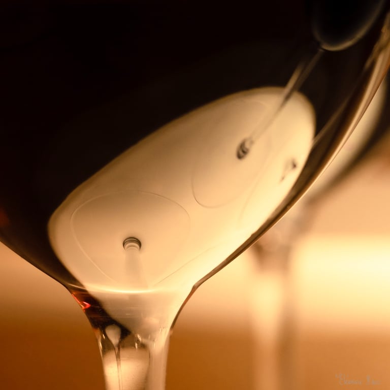 Reflets de pieds de verre de vin dans un verre de vin