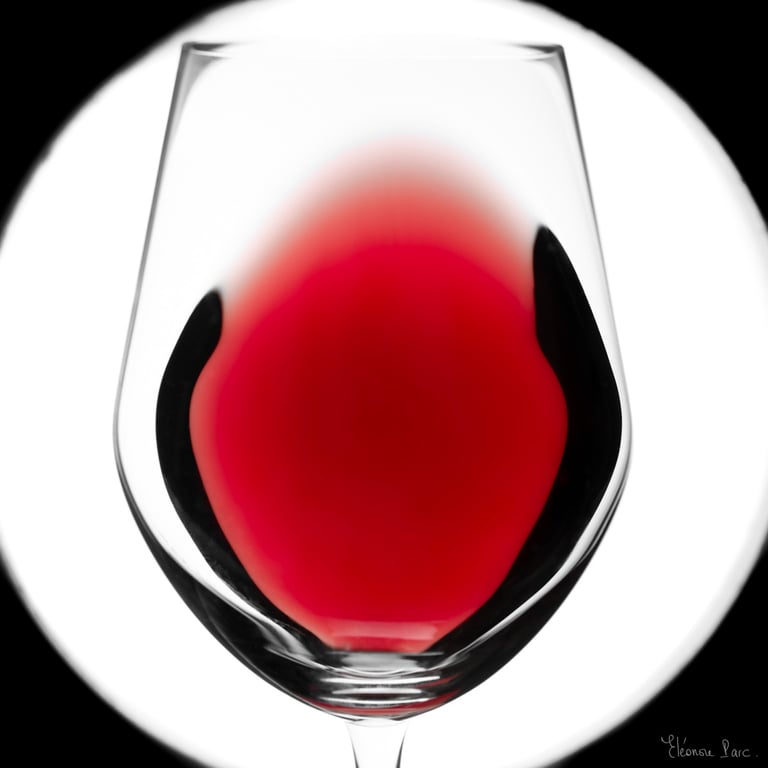 Profil d'un verre de vin rouge rétro éclairé