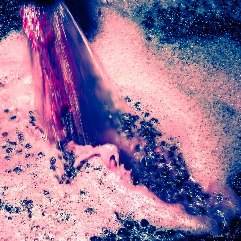 Jet de vin écumant, mouvement alchimique dans le processus de vinification.