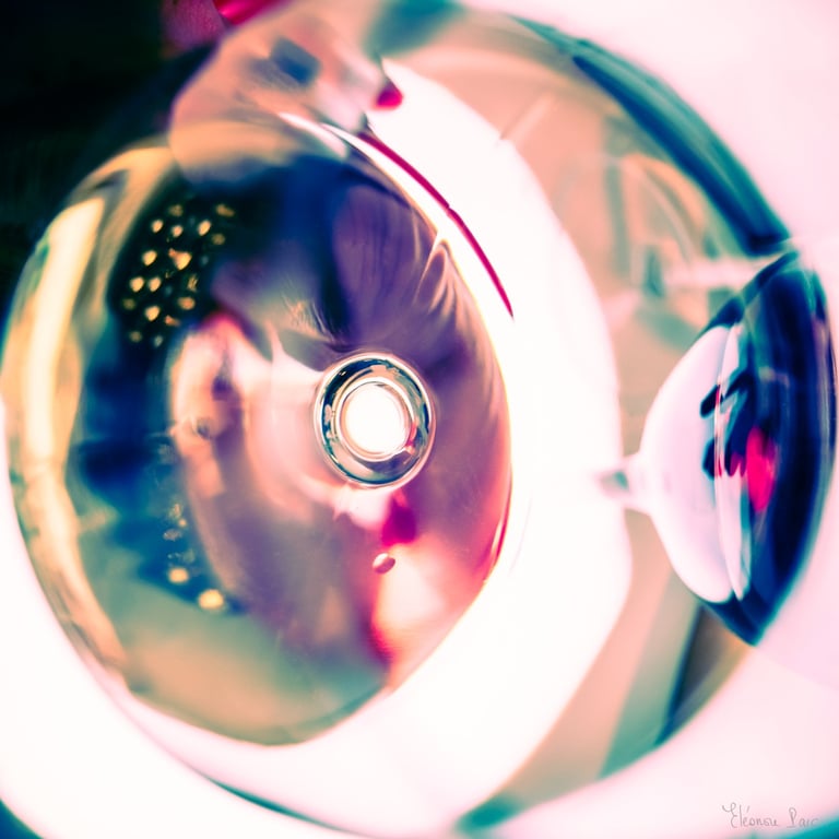 Bulle centrale et reflets violets dans un verre de vin.