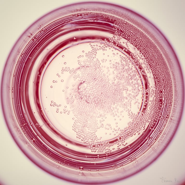 Vue plongeante sur un verre de vin petillant