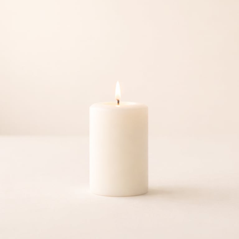 Vela encendida minimalista en tonos cálidos