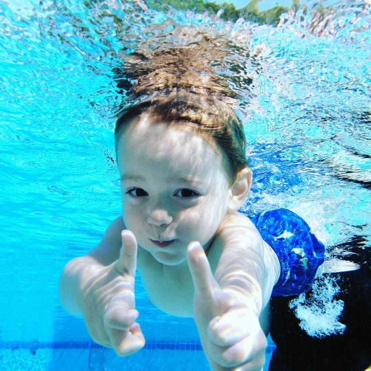 criança nadando