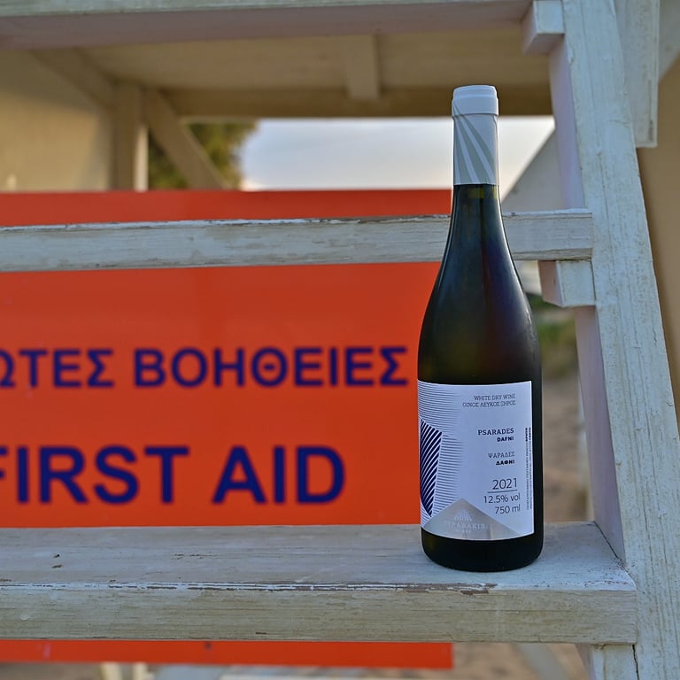 bouteille de vin cépage dafni lyrarakis posée sur une arche d'un poste de secouruste