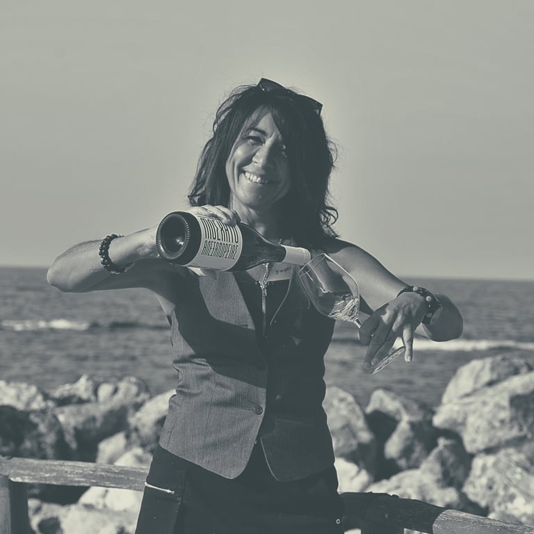 sommeliere versant du vin dans une verre avec la mer en fond