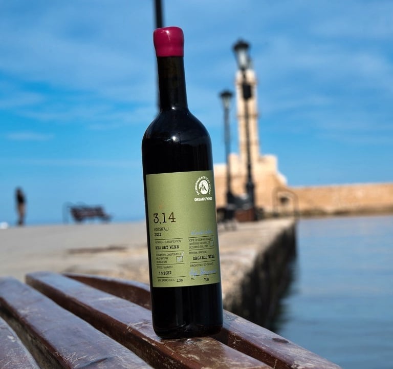 bouteille de vin paterianakis 3.14 posée sur un banc phare de la canée