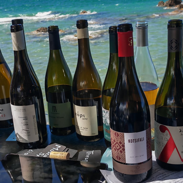 bouteilles de vin posées sur une table en bord de mer après dégustation