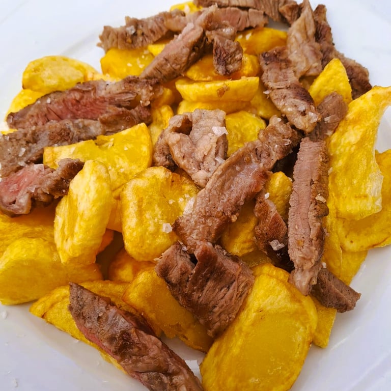 Jugoso lagarto ibérico en la galería del Bar Las Tinajas Huelva, con textura tierna y sabor intenso.