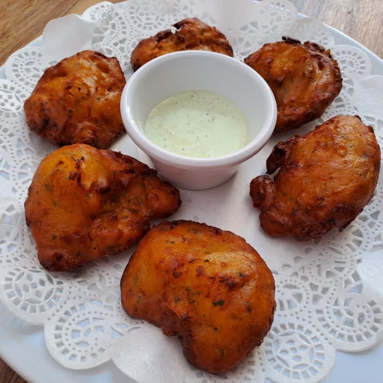 Gambones rebozados servidos en la galería del Bar Las Tinajas Huelva, crujientes y dorados, listos para disfrutar.
