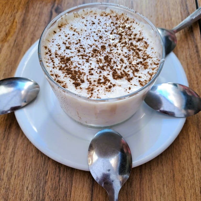 Arroz con nata presentado en la galería del Bar Las Tinajas Huelva, un postre dulce y cremoso de la carta.